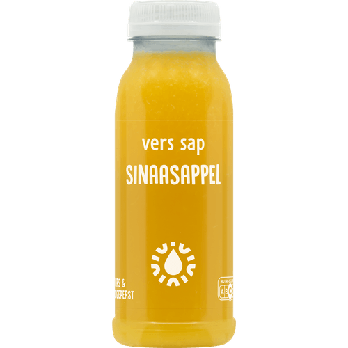 Foto van Sinaasappelsap op witte achtergrond