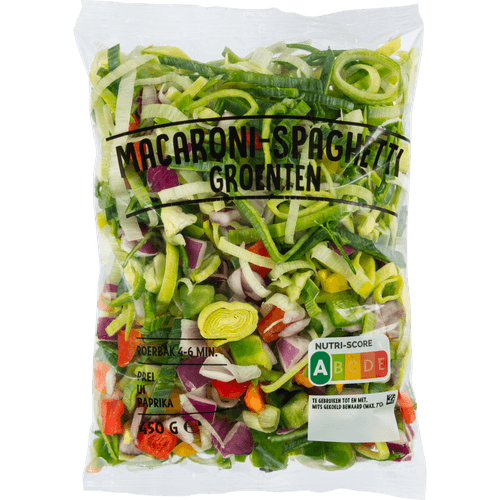 Foto van Macaroni-spaghetti groente op witte achtergrond