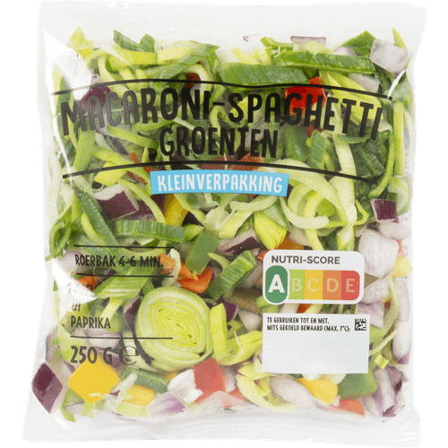 Foto van Macaroni spaghetti groente op witte achtergrond