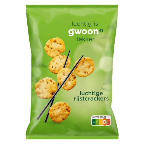 Foto van G'woon Luchtige rijstcrackers op witte achtergrond