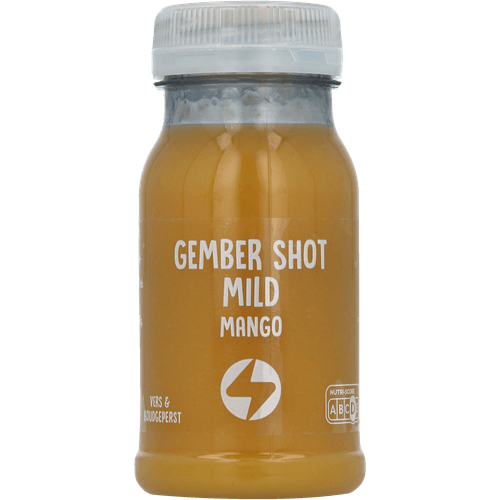 Foto van Mild shot mango gember sinaasappel op witte achtergrond