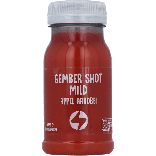 Foto van Mild shot aardbei gember appel limoen op witte achtergrond