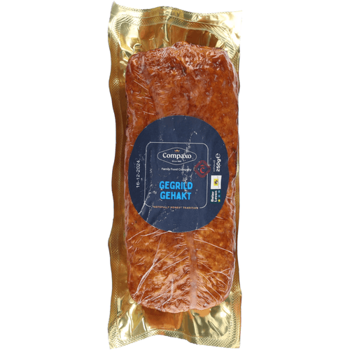 Foto van Compaxo Gegrild gehakt op witte achtergrond
