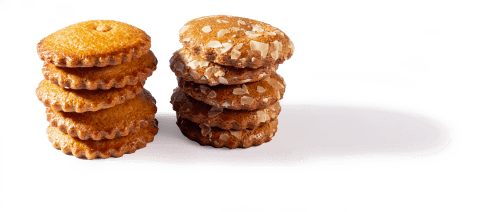 Foto van Mini speculaas gevulde koek met amandelspijs op witte achtergrond