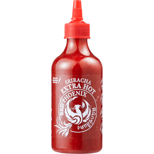 Foto van Red Phoenix Sriracha extra hot op witte achtergrond
