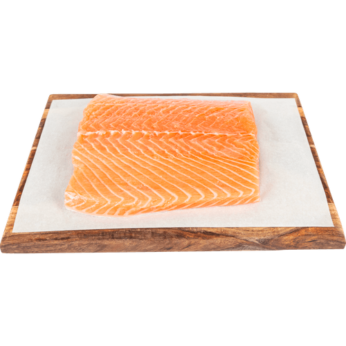 Foto van Hoogland zalmfilet met huid op witte achtergrond