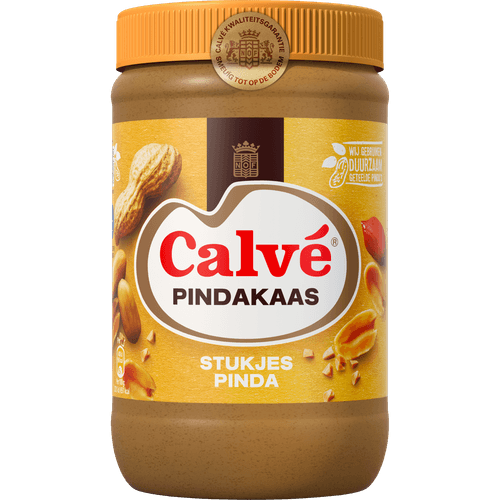 Foto van Calvé pindakaas met stukjes pinda op witte achtergrond