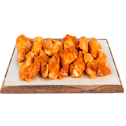 Foto van DekaVers Scharrel kipdrummets gekruid op witte achtergrond