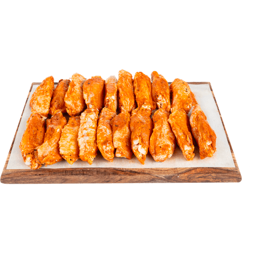 Foto van DekaVers Scharrel kipwings gekruid op witte achtergrond