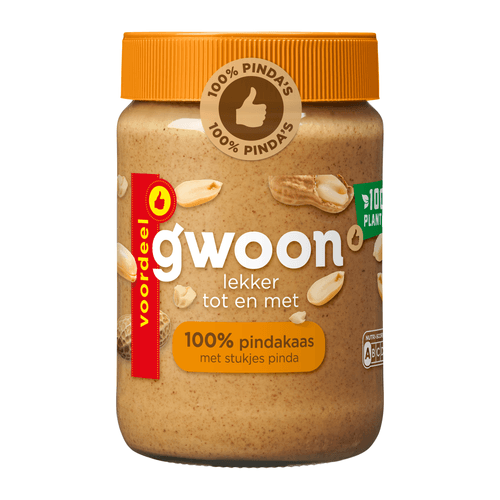 Foto van G'woon 100% pindakaas met stukjes pinda op witte achtergrond