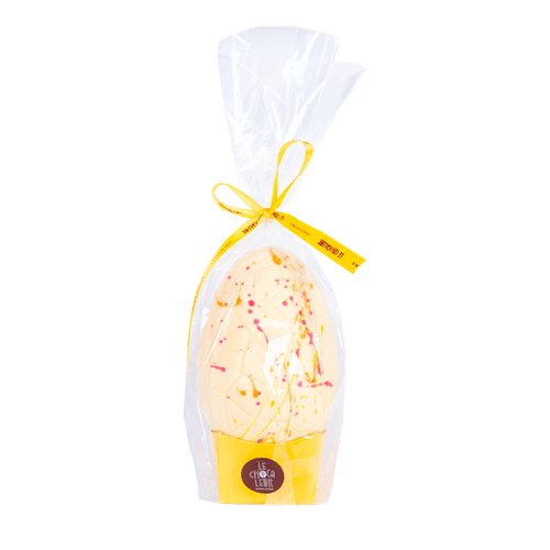 Foto van Le Chocaleur Holfiguur paasei gespetterd op witte achtergrond