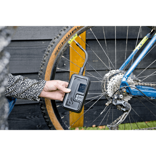 Foto van QLT draadloze luchtcompressor op witte achtergrond