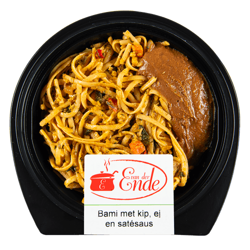 Foto van Maaltijd bami kip ei op witte achtergrond