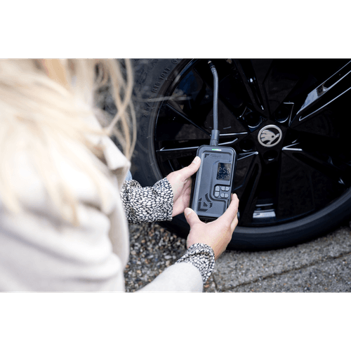 Foto van QLT draadloze luchtcompressor op witte achtergrond