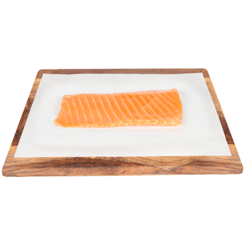 Foto van DekaVers Noorse zalmhaas gerookte op witte achtergrond