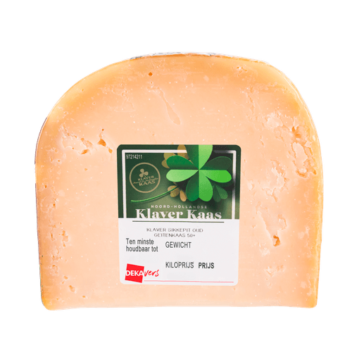 Foto van DekaVers Klaver sikkepit geitenkaas oud stuk op witte achtergrond