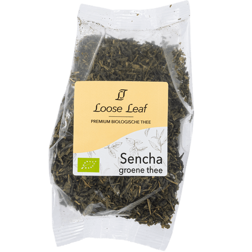 Foto van Loose Leaf Groente thee sencha op witte achtergrond