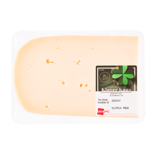 Foto van DekaVers Klaver sikkepit oude geitenkaas plak op witte achtergrond