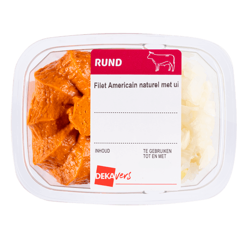 Foto van DekaVers Filet americain met ui op witte achtergrond