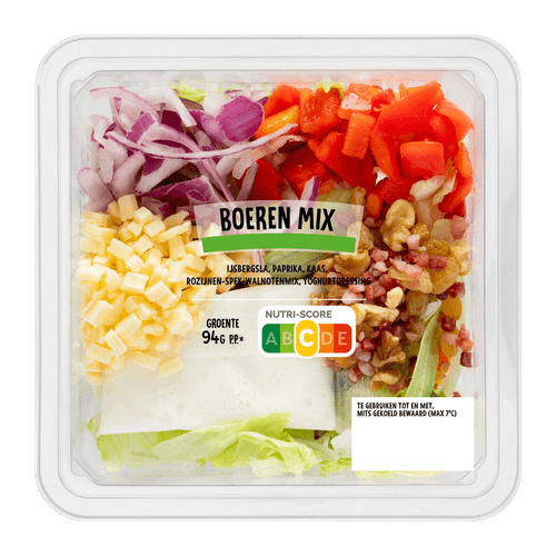 Foto van Saladeschotel boeren stijl op witte achtergrond