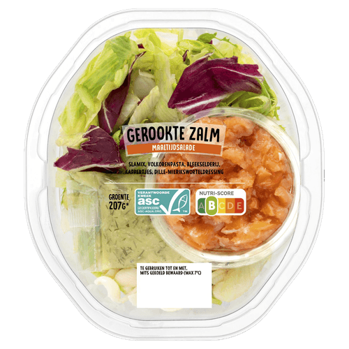 Foto van Maaltijdsalade zalm op witte achtergrond