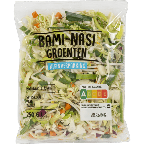 Foto van Nasi bami groente op witte achtergrond
