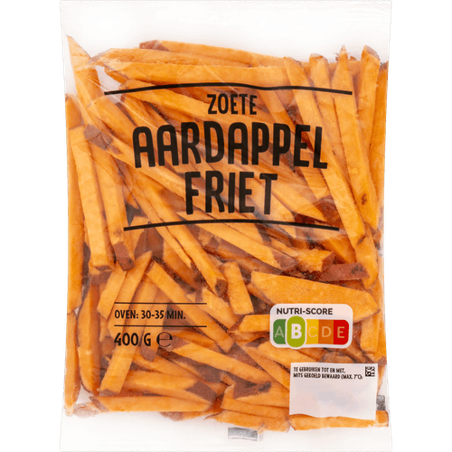 Foto van Zoete aardappelfriet op witte achtergrond