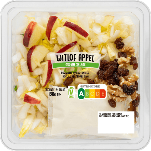 Foto van Groene salade witlof appel op witte achtergrond