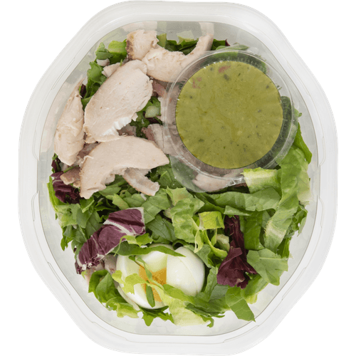 Foto van Maaltijdsalade kip bacon guacamole op witte achtergrond