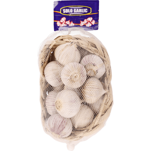 Foto van Knoflook uien solo op witte achtergrond