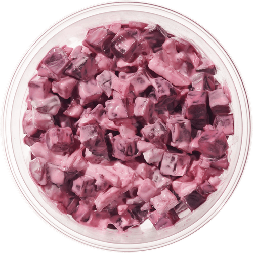 Foto van Rode bieten salade op witte achtergrond