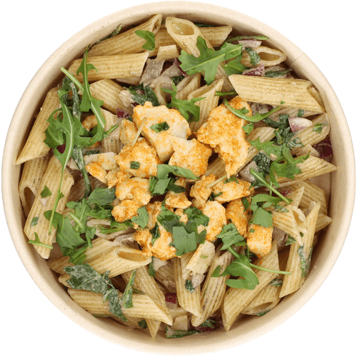 Foto van Pastasalade kip caesar op witte achtergrond