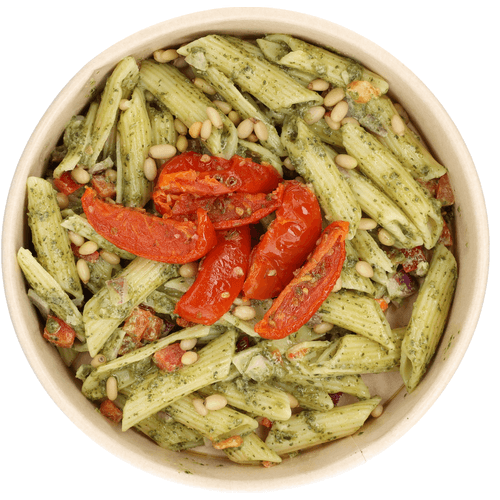 Foto van Pastasalade pesto op witte achtergrond