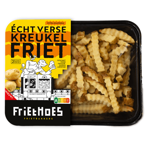 Foto van Friethoes Echt verse friet kreukel op witte achtergrond