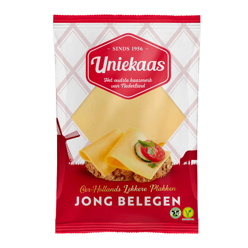 Foto van Uniekaas Jong belegen plakken 48+ op witte achtergrond