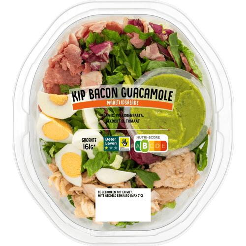 Foto van Maaltijdsalade kip bacon guacamole op witte achtergrond