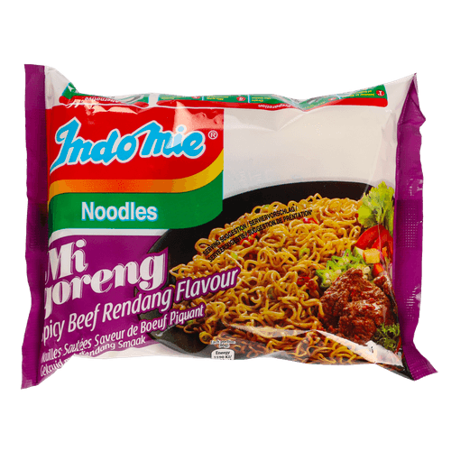 Foto van Indomie Mi goreng rendang op witte achtergrond
