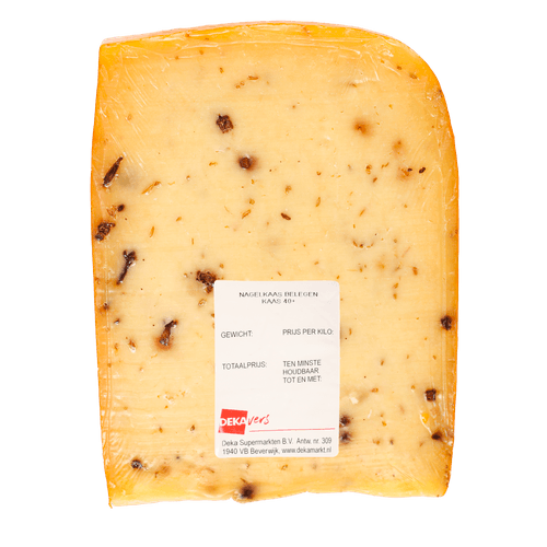 Foto van DekaVers Friese nagelkaas belegen stuk op witte achtergrond