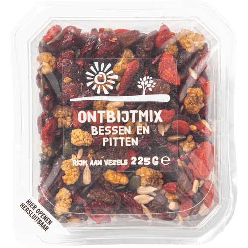 Foto van Ontbijtmix bessen en pitten op witte achtergrond