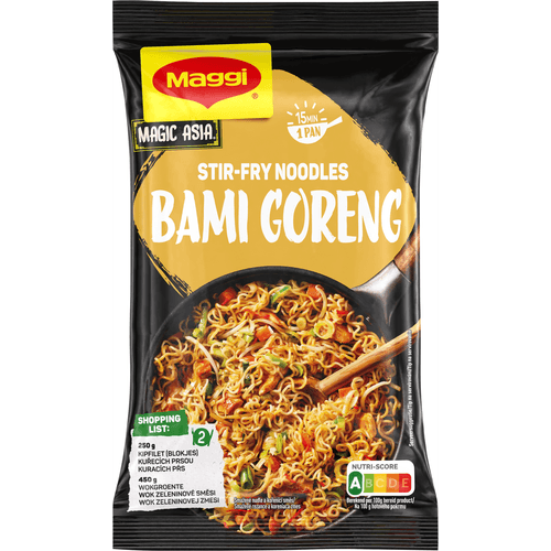 Foto van Maggi Noedels bami goreng op witte achtergrond