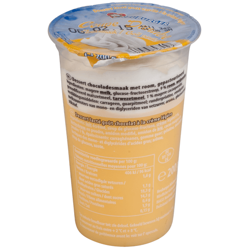 Foto van Neuburger Vanille toetje met room op witte achtergrond