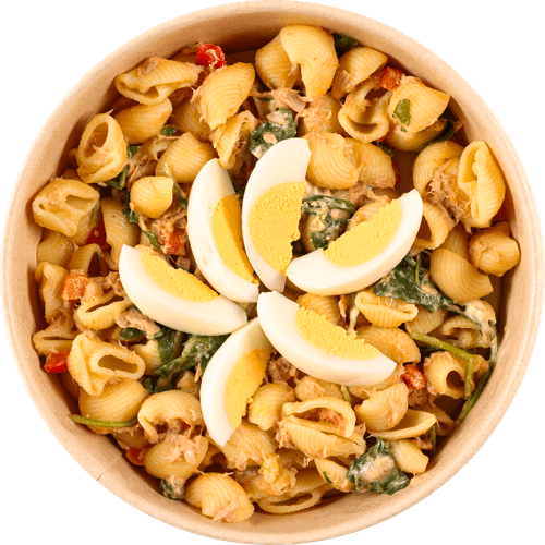 Foto van Pastasalade tonijn op witte achtergrond