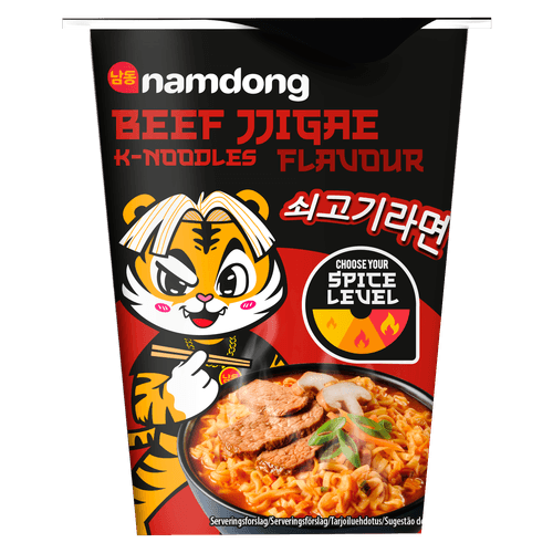 Foto van Namdong Beef jjigae cup op witte achtergrond