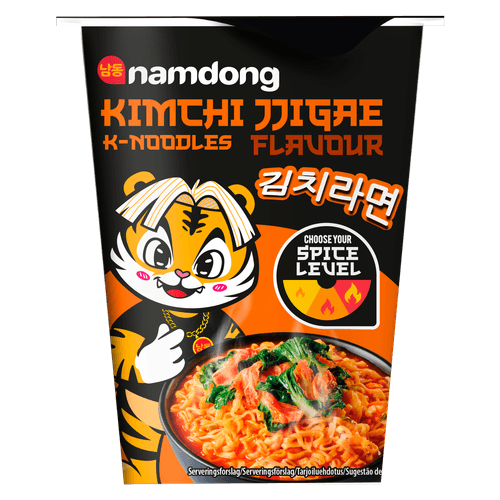 Foto van Namdong Kimchi jjigae cup op witte achtergrond