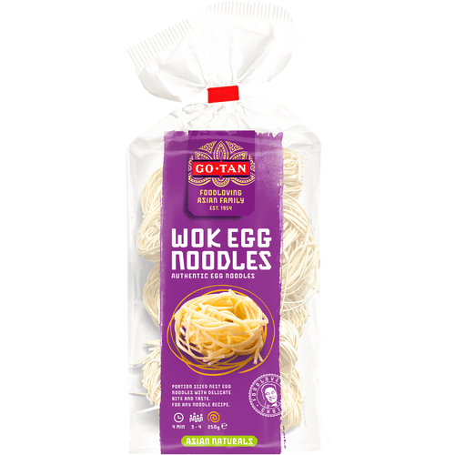 Foto van Go-Tan Egg woknoodles op witte achtergrond