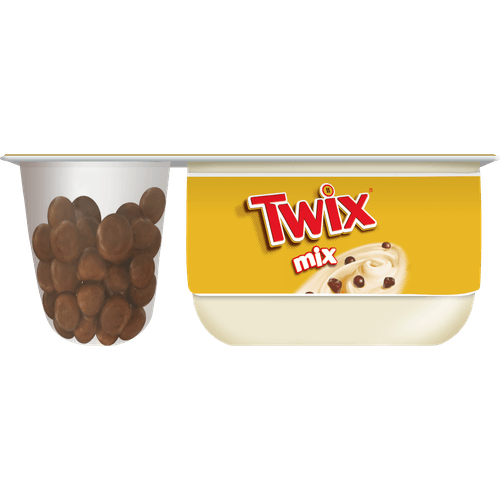 Foto van Danone Twix mix yoghurt op witte achtergrond