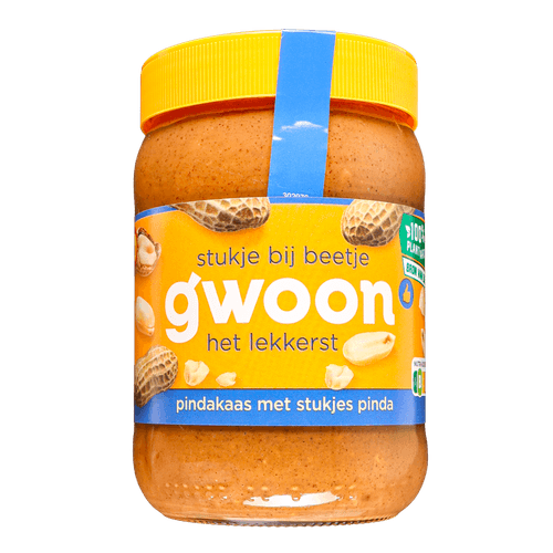 Foto van G'woon Pindakaas met stukjes pinda op witte achtergrond