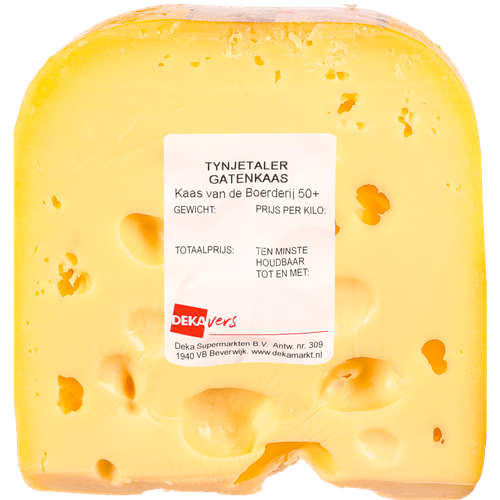 Foto van DekaVers Tynjetaler gatenkaas gesneden op witte achtergrond