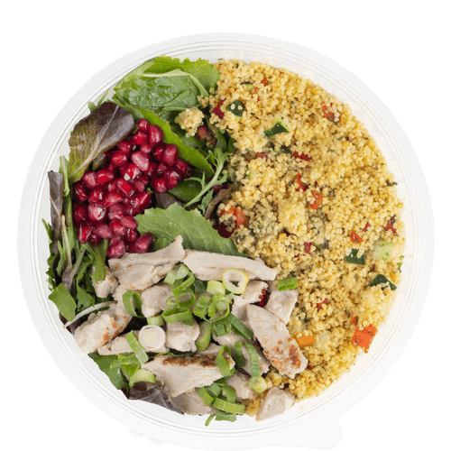 Foto van Lunchsalade kip couscous op witte achtergrond