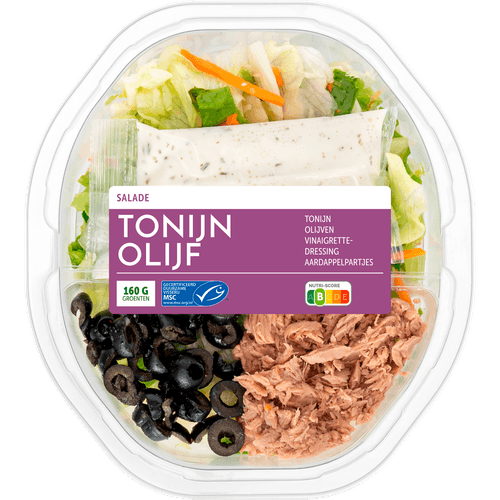 Foto van Maaltijdsalade tonijn olijf op witte achtergrond